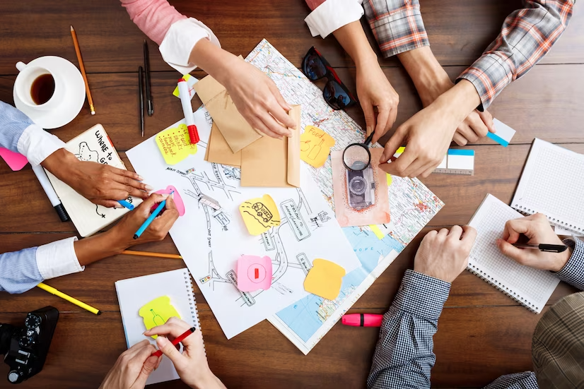 manos-empresarios-mesa-madera-documentos-borradores_176420-368